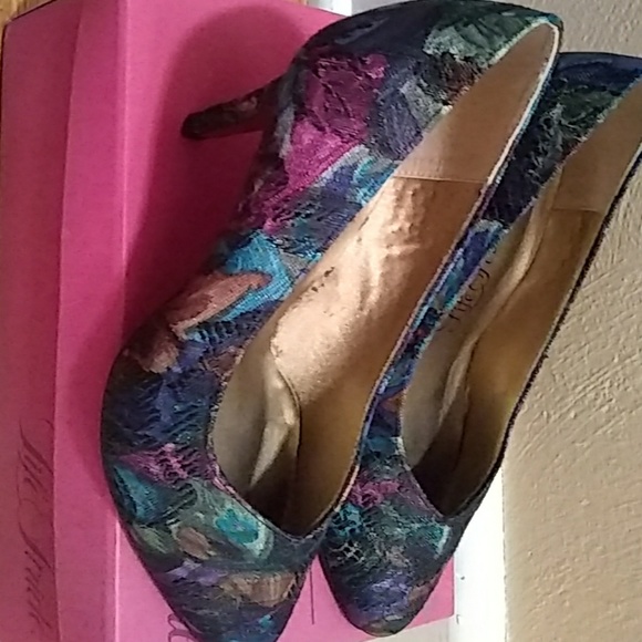 Shoes - Picture 1 of 8